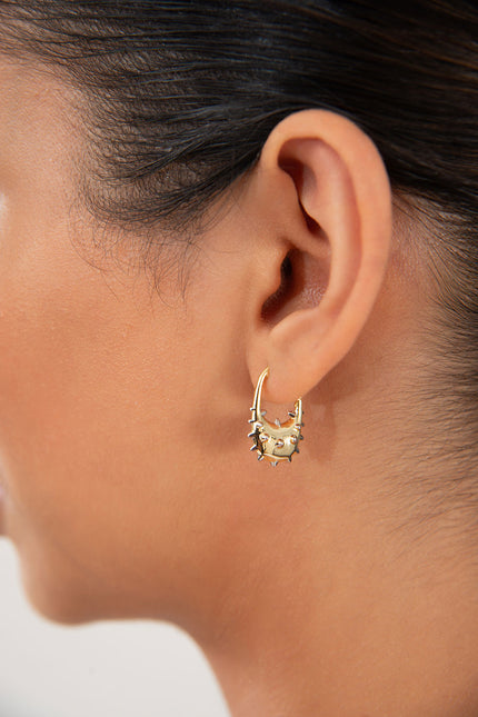 Gold 925 sterling silver earring with pointed embossed details 131