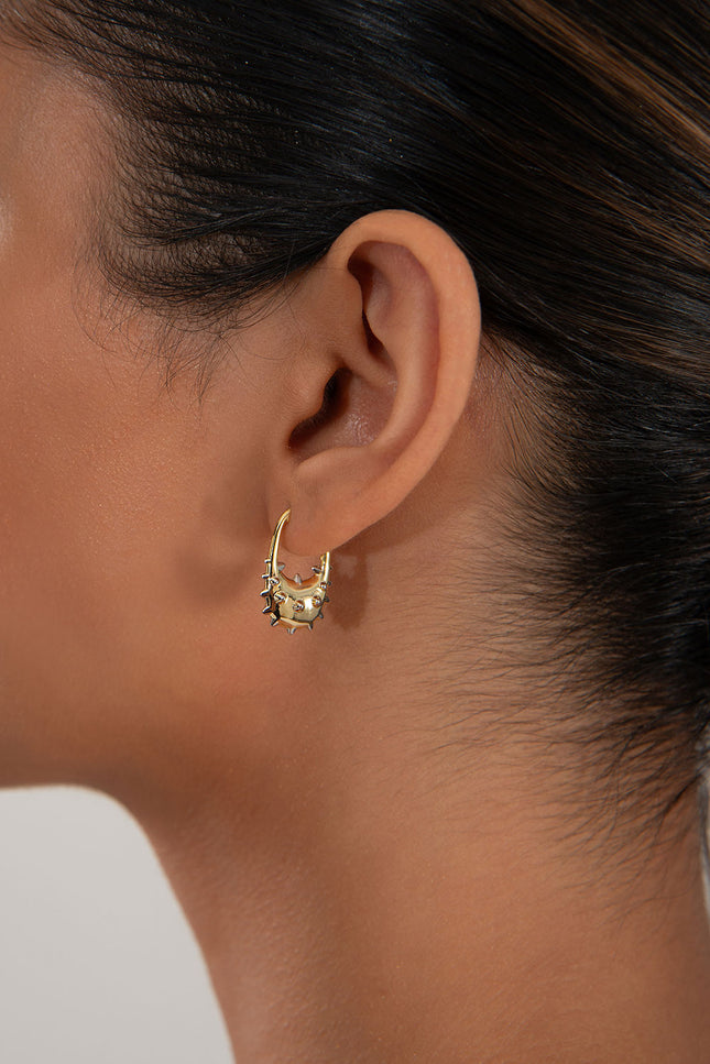 Gold 925 sterling silver earring with pointed embossed details 131