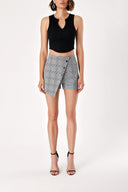 Black Button detailed shorts skirt 11097